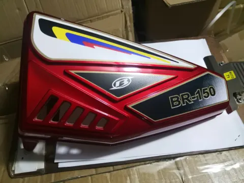 repuesto de moto MOTO71 — TAPA LATERAL BERA SOCIALITA ROJA