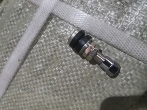 repuesto de moto MOTO71 — VALVULA RIN CROMADA